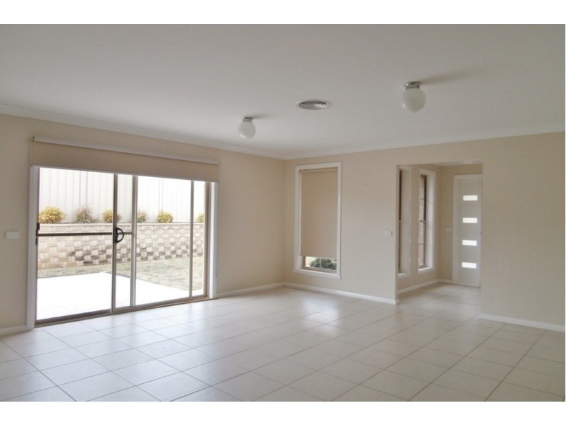 2 She Oak Close, Bathurst NSW 2795