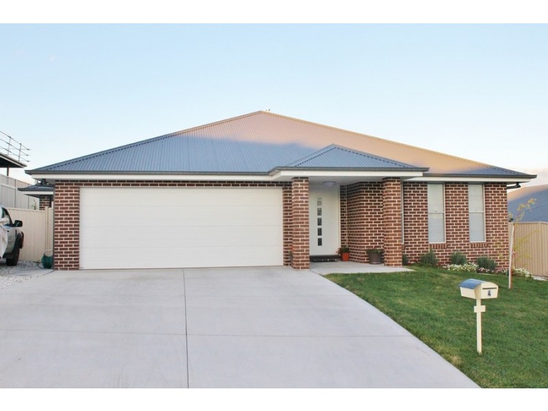 4 Gibsone Drive, Bathurst NSW 2795