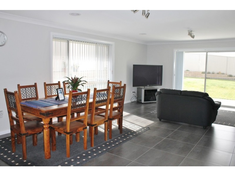 4 Gibsone Drive, Bathurst NSW 2795