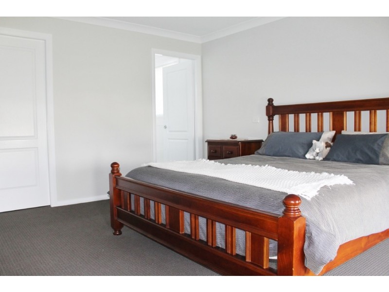 4 Gibsone Drive, Bathurst NSW 2795