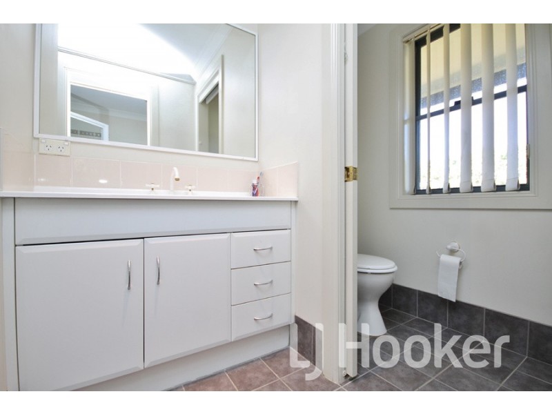 8 Hurley Close, Llanarth NSW 2795