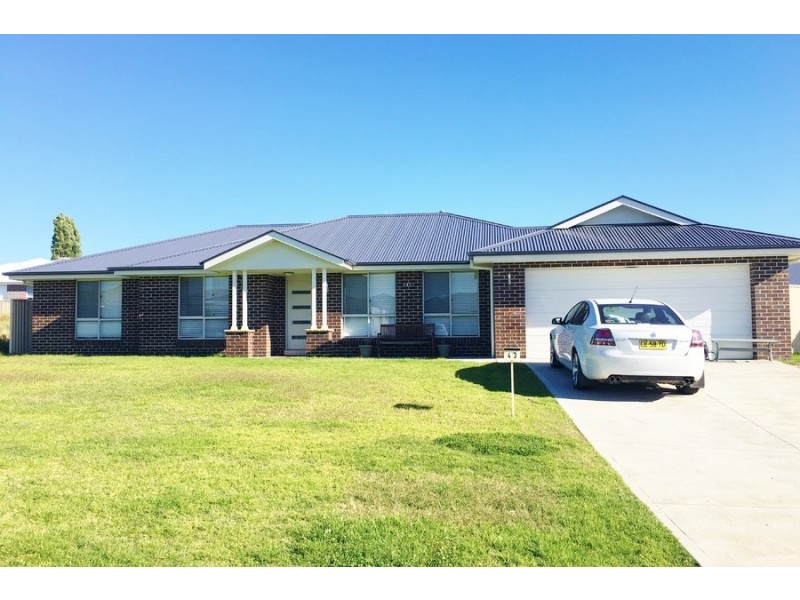 43 Wentworth Drive, Bathurst NSW 2795
