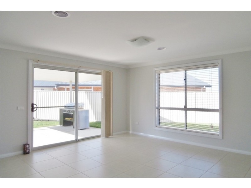 43 Wentworth Drive, Bathurst NSW 2795