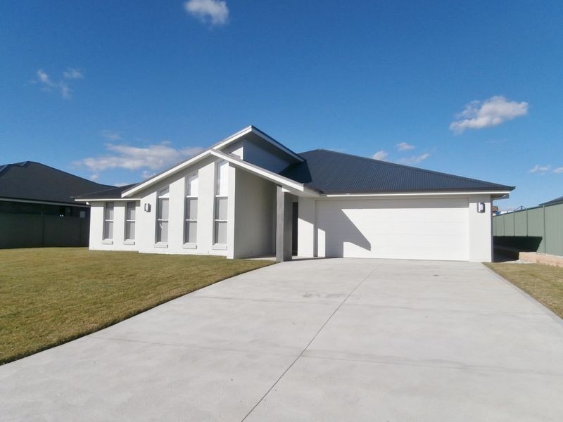 28 Blaxland Drive, Bathurst NSW 2795