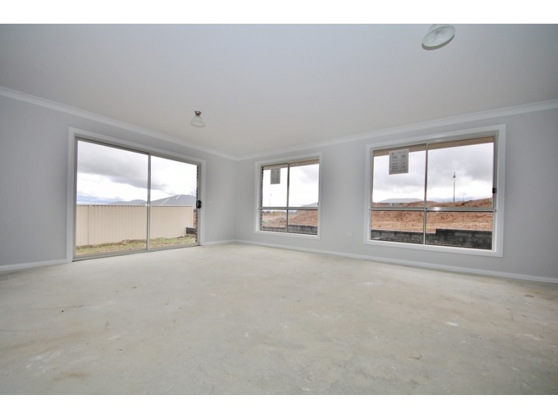 1 Mcgillan Drive, Kelso NSW 2795