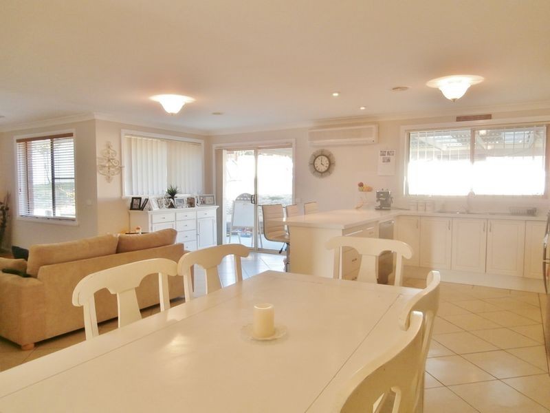 34 Roxburgh Drive, Bathurst NSW 2795