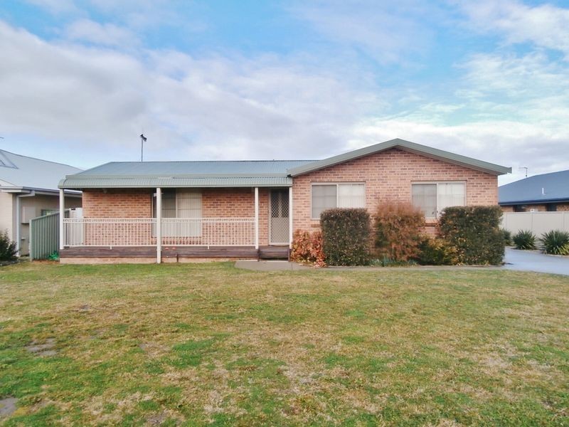14 Willott Close, Bathurst NSW 2795