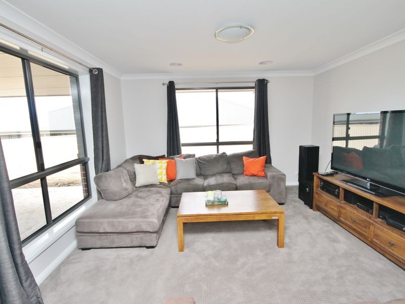 18 Keane Drive, Bathurst NSW 2795