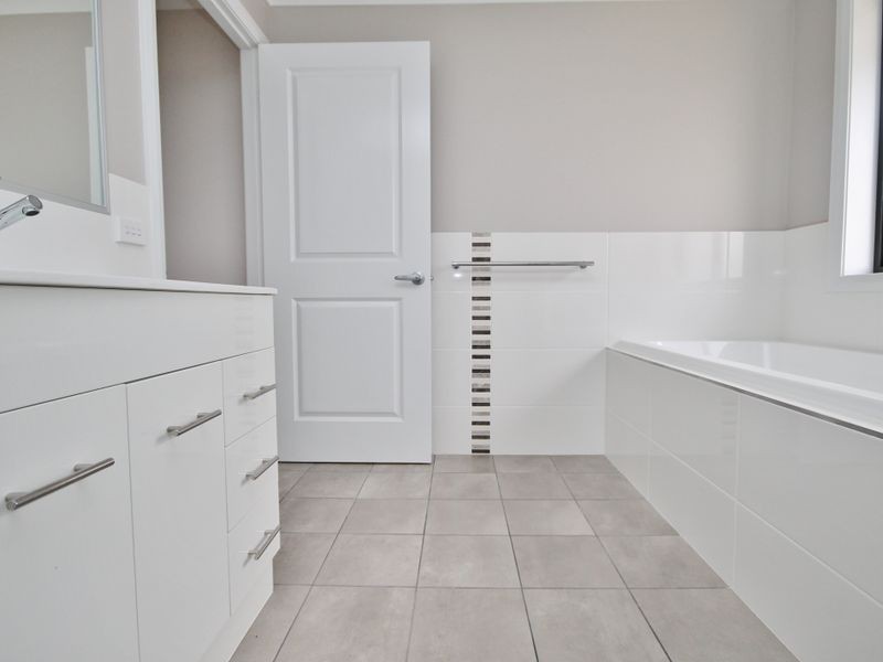 18 Keane Drive, Bathurst NSW 2795