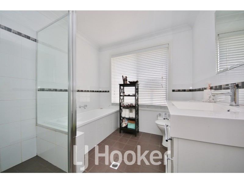 16 Quinn Court, Llanarth NSW 2795