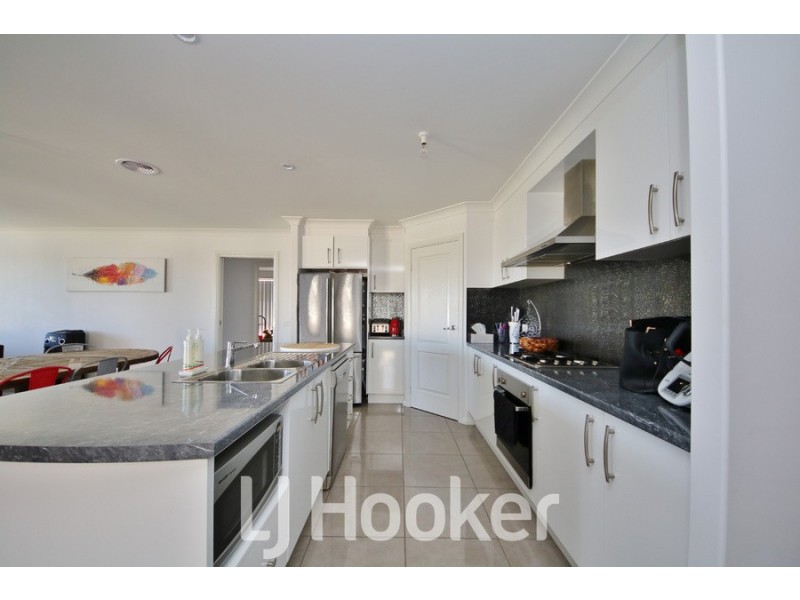 11 Coates Drive, Kelso NSW 2795