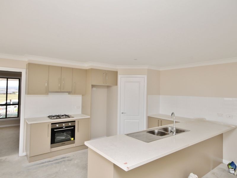 33 Freeman Circuit, Llanarth NSW 2795