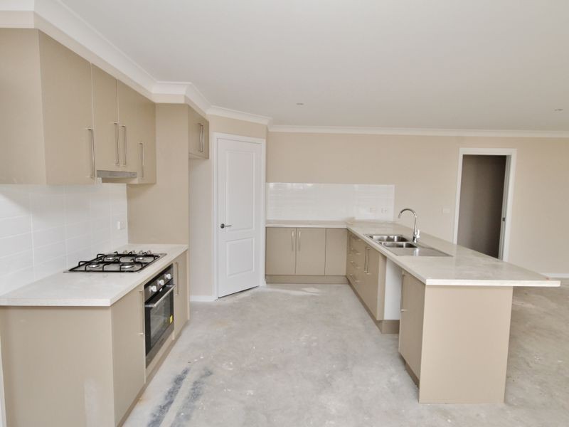 33 Freeman Circuit, Llanarth NSW 2795