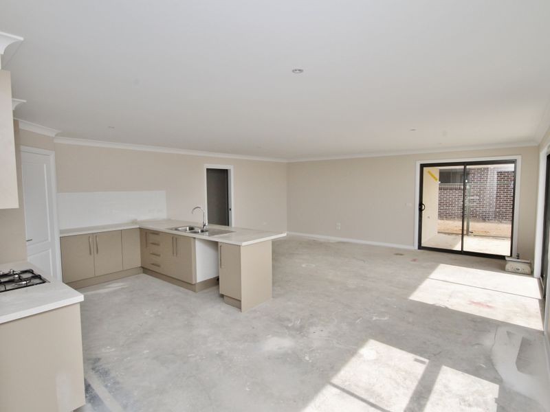 33 Freeman Circuit, Llanarth NSW 2795