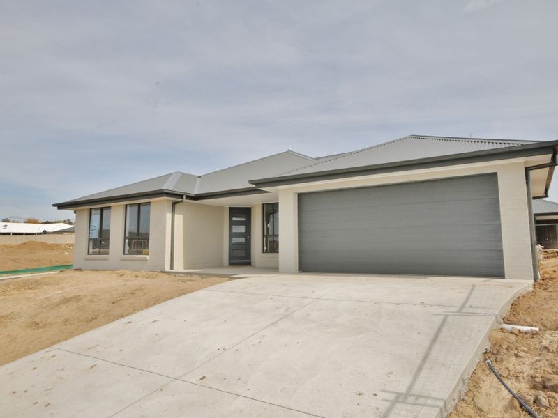 33 Freeman Circuit, Llanarth NSW 2795