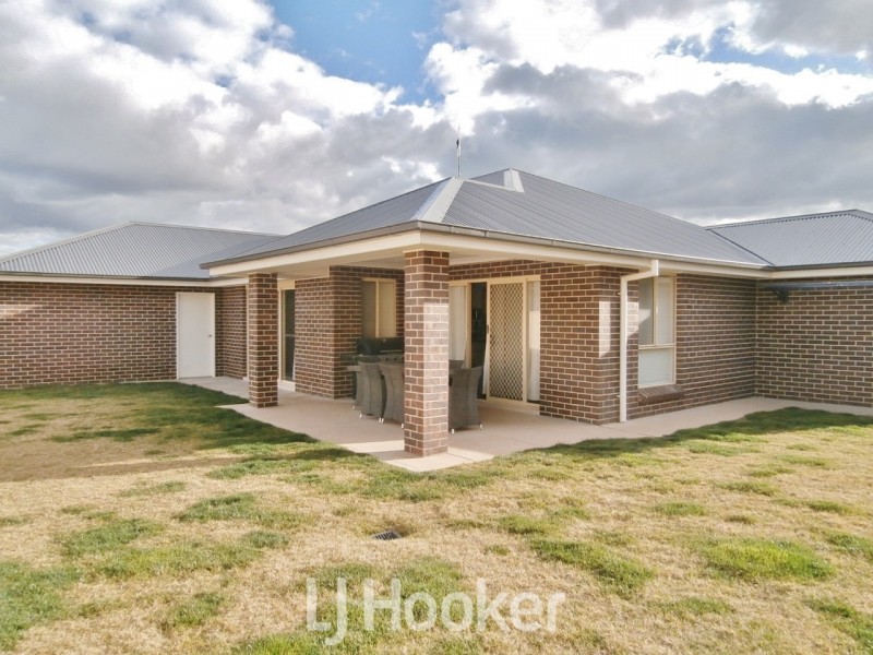22 Graham Drive, Bathurst NSW 2795