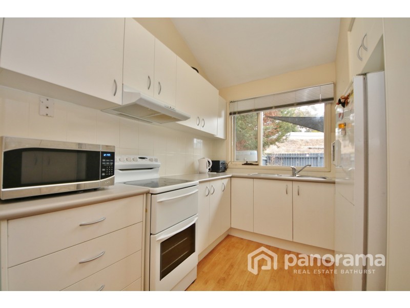 12 Ribbon Gum Place, Bathurst NSW 2795