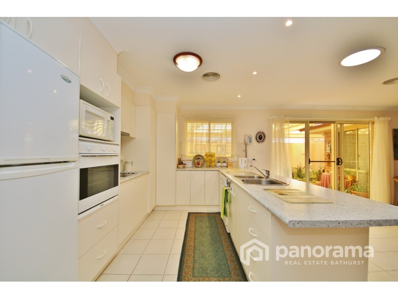 8 Douglas Court, Kelso NSW 2795