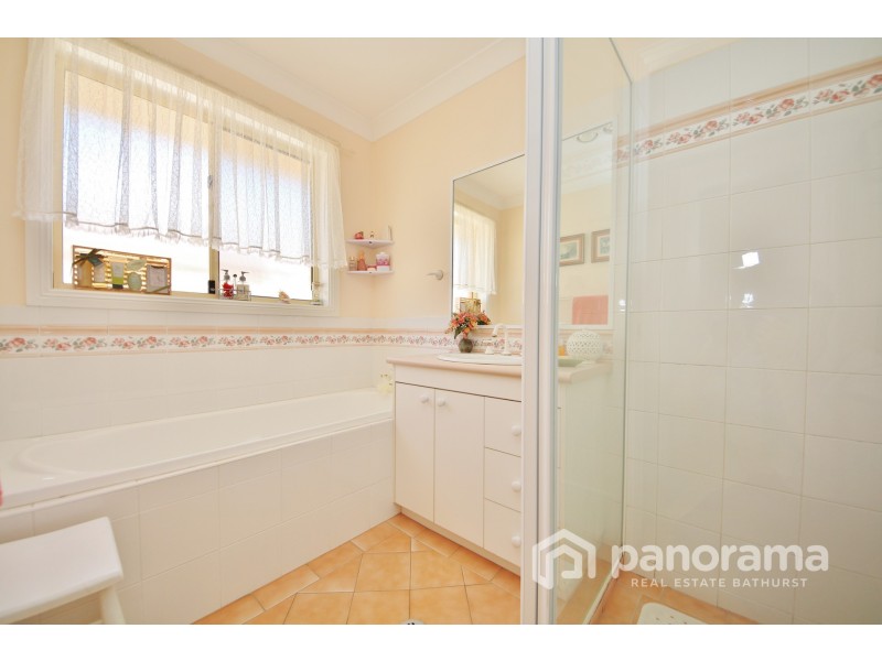 8 Douglas Court, Kelso NSW 2795