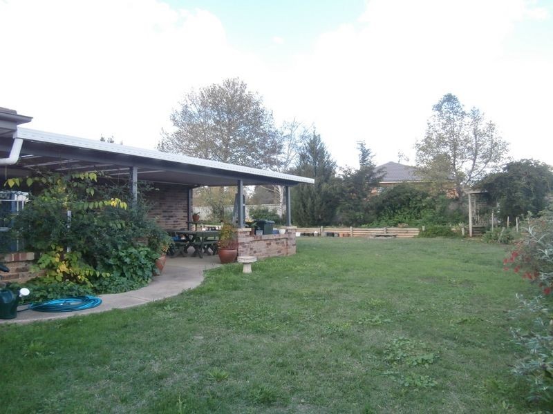 8 Weal Place, Bathurst NSW 2795