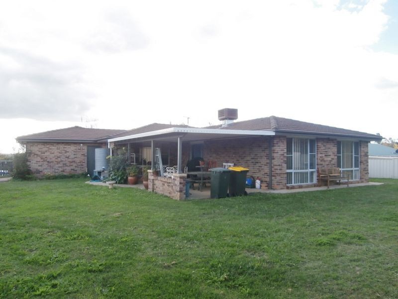 8 Weal Place, Bathurst NSW 2795