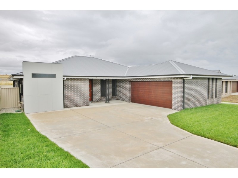 35 Amber Close, Bathurst NSW 2795