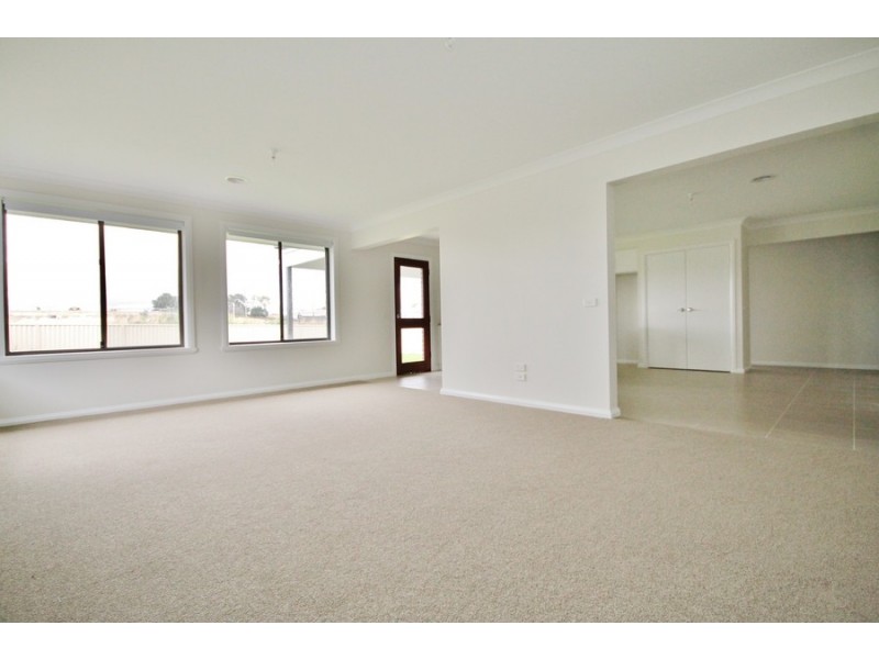 35 Amber Close, Bathurst NSW 2795