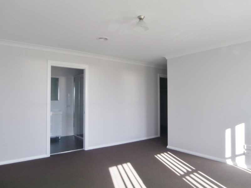 28 Blaxland Drive, Bathurst NSW 2795