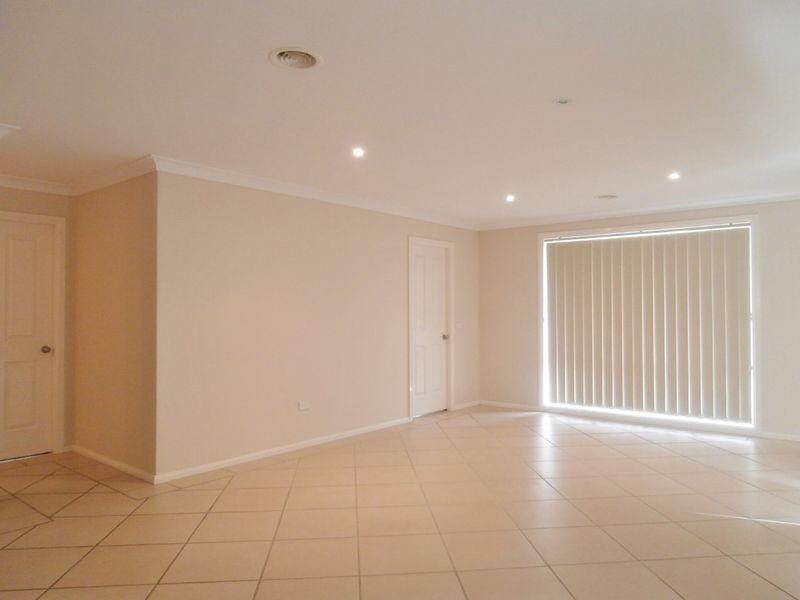 8 Joubert Drive, Bathurst NSW 2795