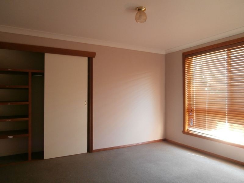 10 Barker Circuit, Bathurst NSW 2795