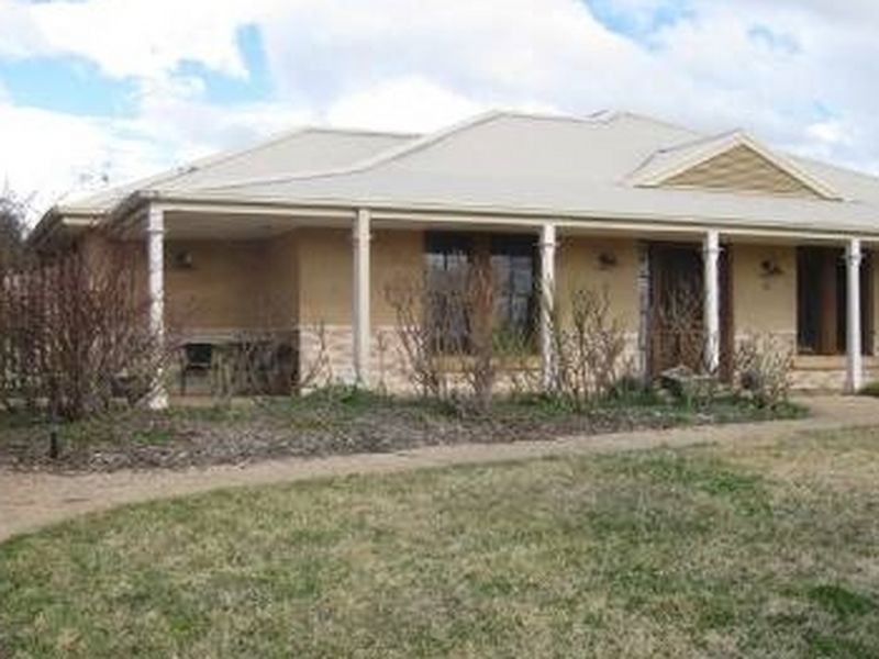 8 Honeysuckle Close, Bathurst NSW 2795