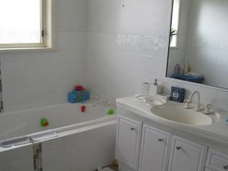 8 Honeysuckle Close, Bathurst NSW 2795