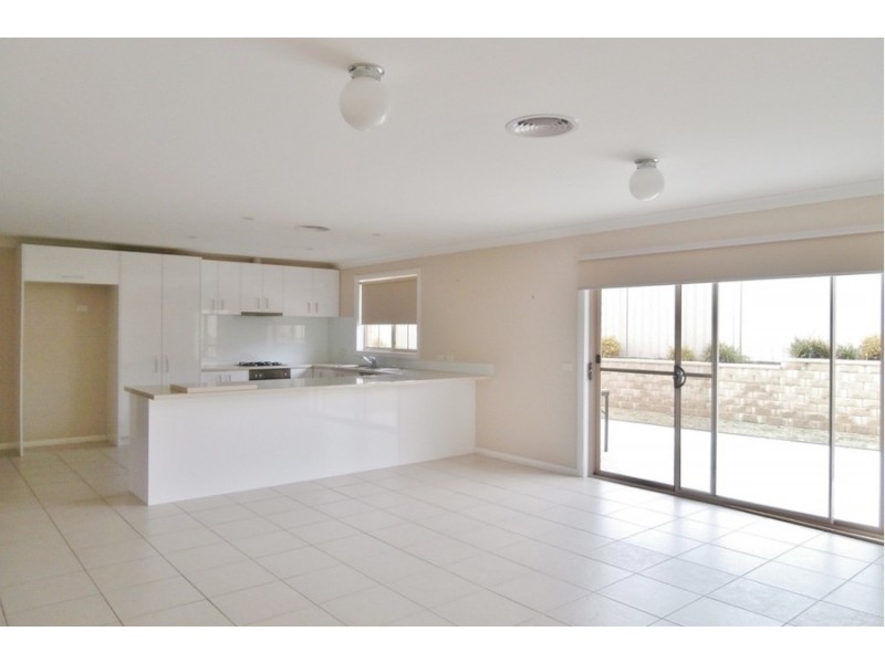 2 She Oak Close, Bathurst NSW 2795