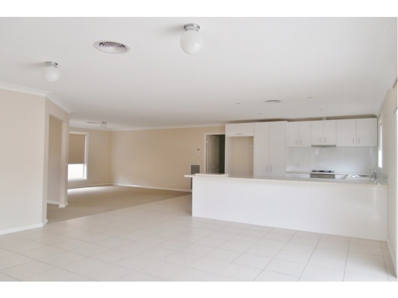 2 She Oak Close, Bathurst NSW 2795