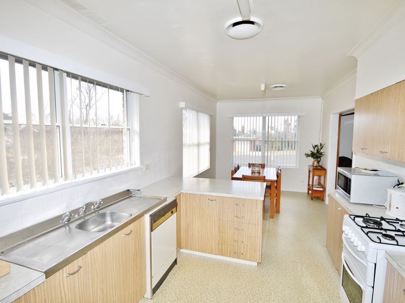 4 Miriyan Drive, Kelso NSW 2795