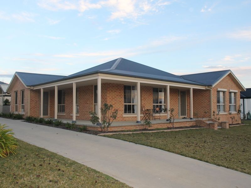 11 Joubert Drive, Bathurst NSW 2795