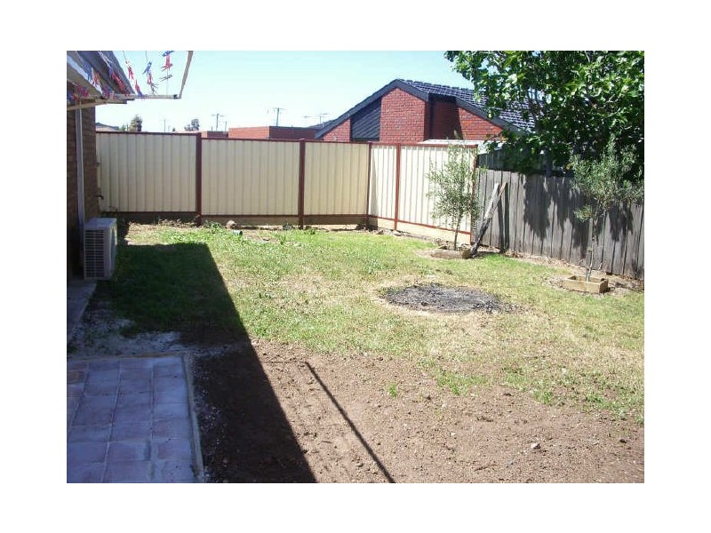 2/11 Burns Way, Delahey VIC 3037