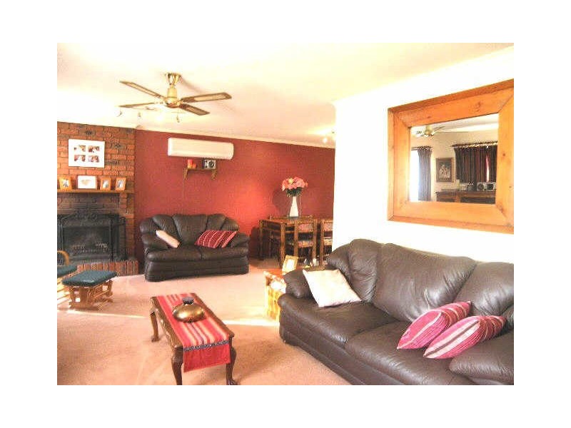 10 Poltava Walk, Delahey VIC 3037