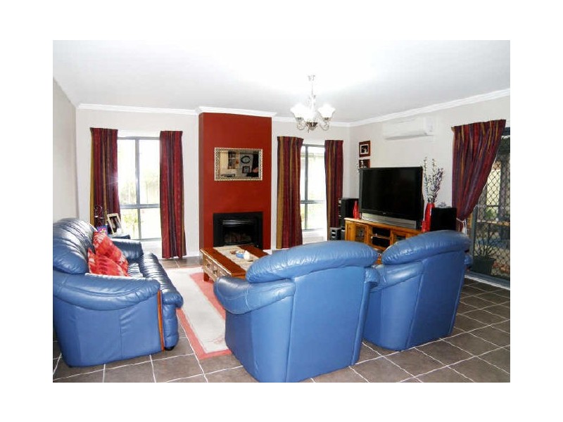 13 Wells Ave, Taylors Hill VIC 3037