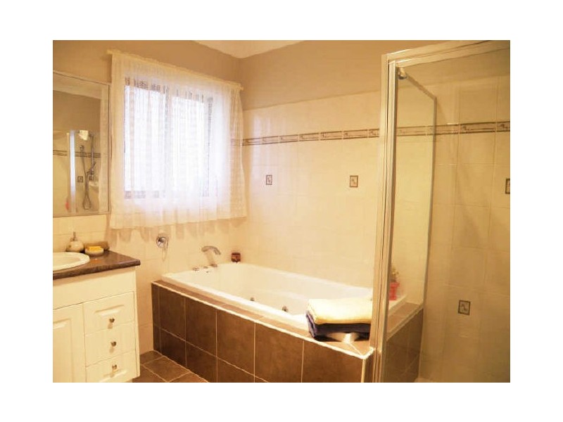 13 Wells Ave, Taylors Hill VIC 3037