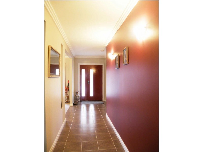 13 Wells Ave, Taylors Hill VIC 3037