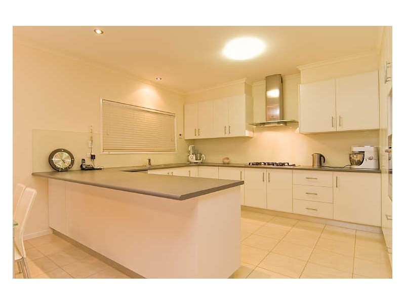 8 Roseleigh Boulevard, Sydenham VIC 3037