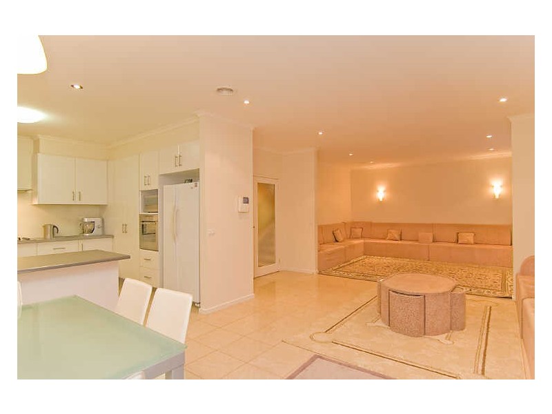 8 Roseleigh Boulevard, Sydenham VIC 3037