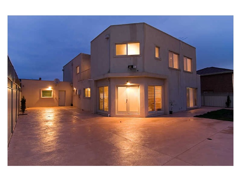 8 Roseleigh Boulevard, Sydenham VIC 3037