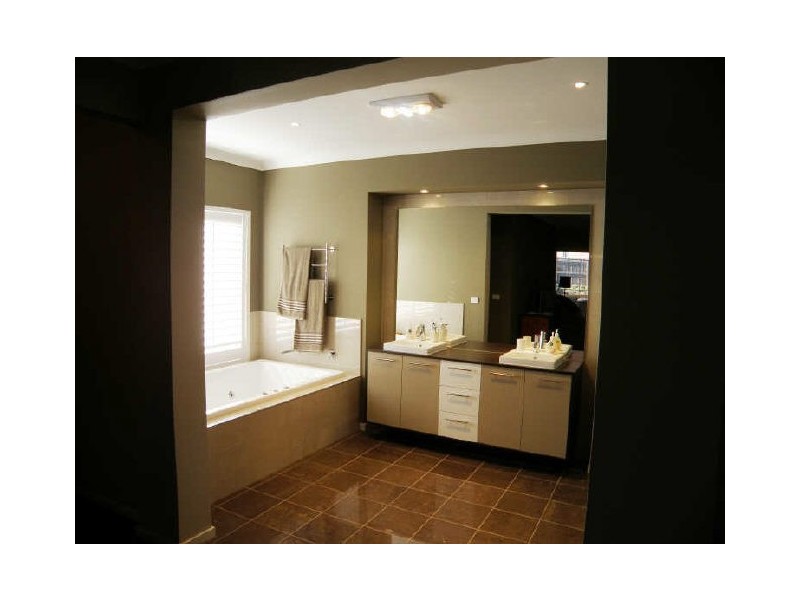 5 Wendover Crescent, Hillside VIC 3037