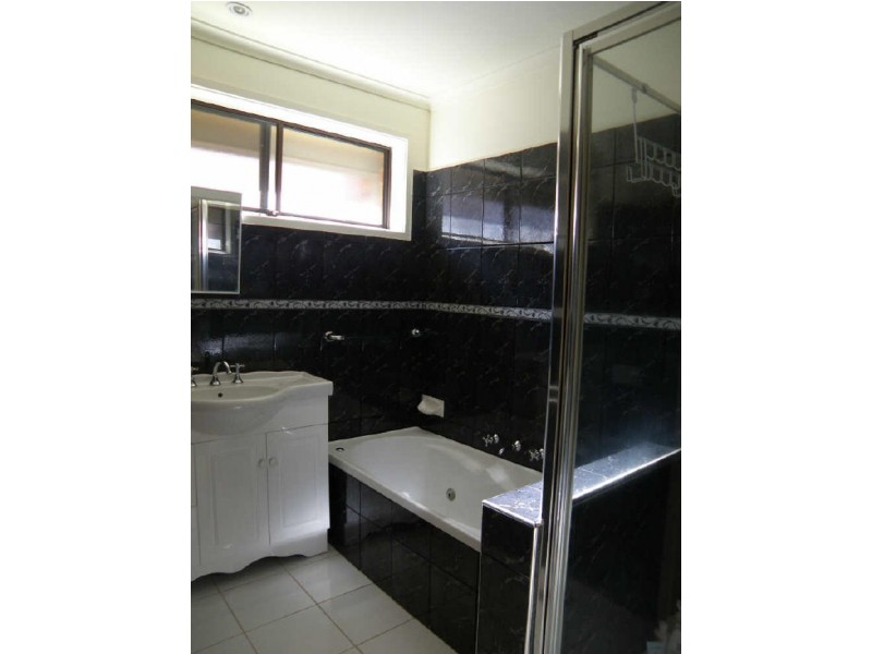 11 Cromwell Road, Kings Park VIC 3021