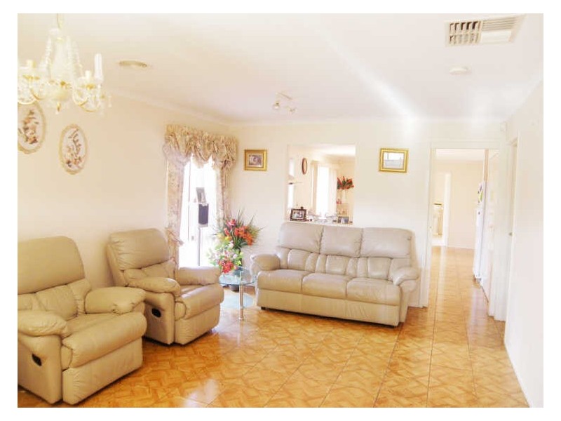 25 Kurrajong Rd, Delahey VIC 3037