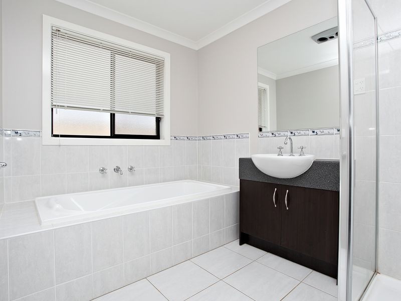 4 Sugar Berry Rise, Melton West VIC 3337