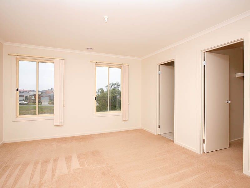 4 Kim Lane, Melton West VIC 3337