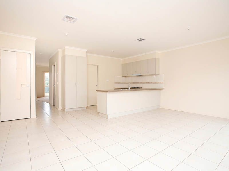 4 Kim Lane, Melton West VIC 3337